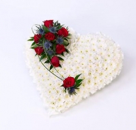 Corazón de crisantemos blancos y rosas rojas