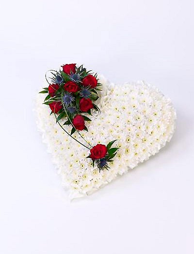 Foto Corazón de crisantemos blancos y rosas rojas