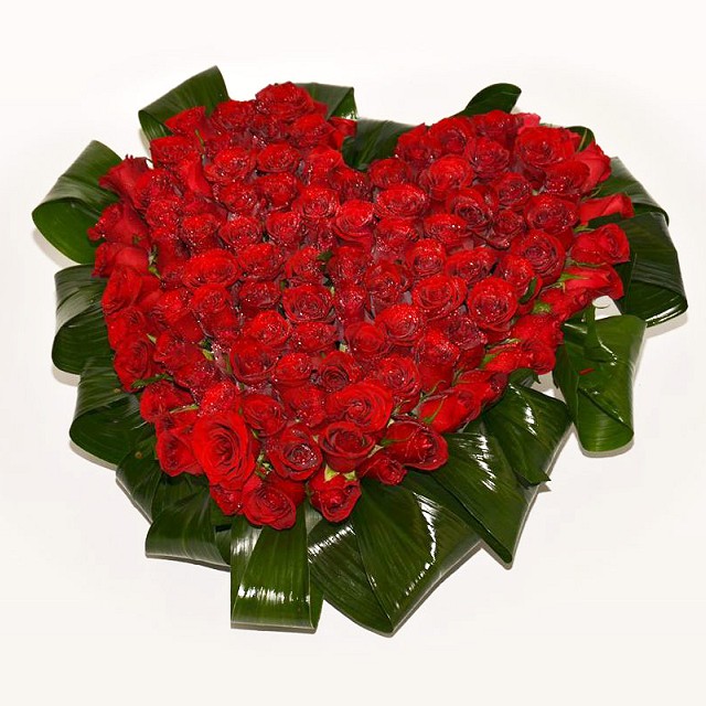 Foto Corazón de rosas con verde ornamental