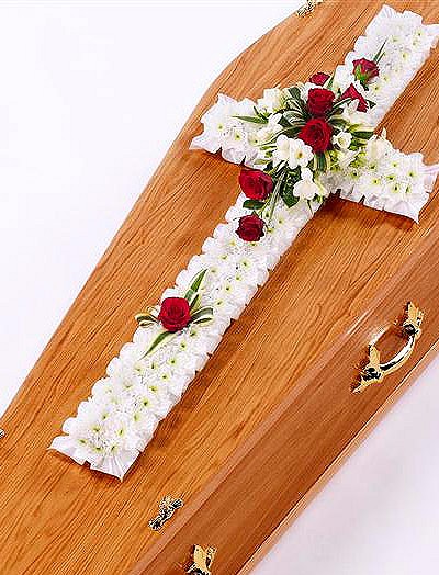 Foto Cruz de flores blanca estilo clásico