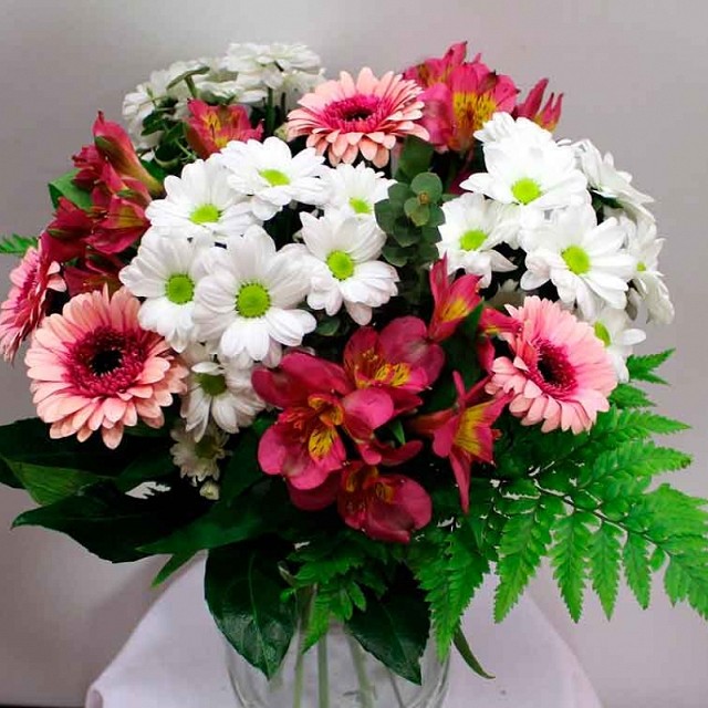 Foto Bouquet de margaritas y flores variadas